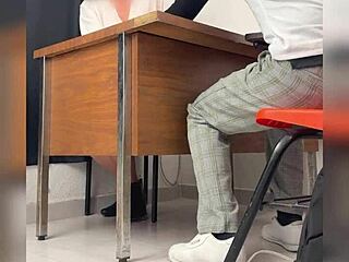 Una Maestra Y Su Alumno En El Salón De Clases Lo Manda A Llamar Al Salón Y Los Graban Detrás De La Puerta Maestra Mexicana Madura Sexo Público Video Casero