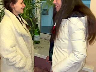 공개 픽업 18+ 틴과 거친 포섬 그룹섹스 파티