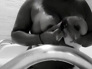 MILF 선생님이 거품 목욕에서 보지 자위!