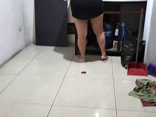 청소하는 계모를 잡아당김 😉