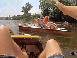 Красива мадама се съблича гола до мъжа си