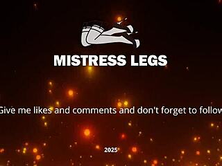 Kakiku yang imut di kaos kaki telanjang saling gosok di tepi sungai musim gugur