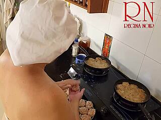 Als Nudistin-Hausfrau koche ich nackt in der Küche.