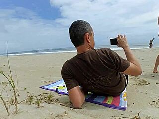 Tlustý pták v prdeli probudil milf dřímající na pláži 😏