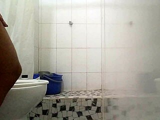 Cachonda en el Baño y Se Masturba Pensando en Su Novio Hasta Llegar el Orgasmo