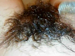 Dlakavo grmovje pod vodo! Super dlakava pička fetish video!