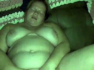 Milf Cums While Sticking Dildo In Pussy