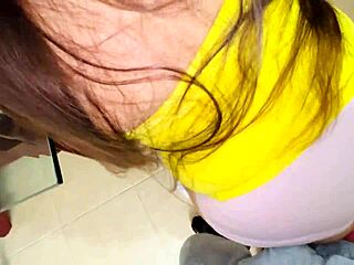 madrastra de enorme vagina seduce a su hijastro con su enorme cameltoe es adicta al swinger y al cuckold