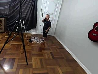 Pequena safada vem pra foder e sai com a bucetinha cheia de porra