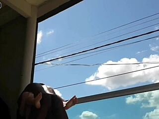 deixando a buceta bem aberta na varanda