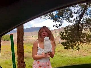 Milfka zavodi novog komšiju i jebe se u autu na javnom