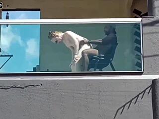 deixando a buceta bem aberta na varanda