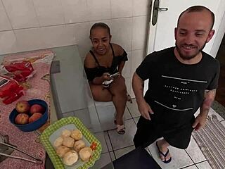 Pequena safada vem pra foder e sai com a bucetinha cheia de porra