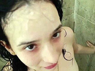 Hilfe für Stiefschwester im heißen Bad, ficke sie und spritze rein