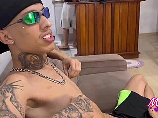 Mc libera namorada funkeira para malhar e ela acaba dando ch� de buceta pro personal