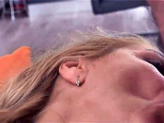 Vicky als sekretärin treffen mit kunde und sie ficken mit ohne kondom