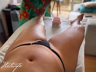 Puta casada fazendo massagem com os peitos de fora e de calcinha string toda enfiada na buceta recebendo prestador de servi�o durante massagem