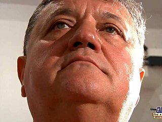 Je suce papy comme une pro et chevauche sa bite avec ma chatte serrée 18+, avale son sperme