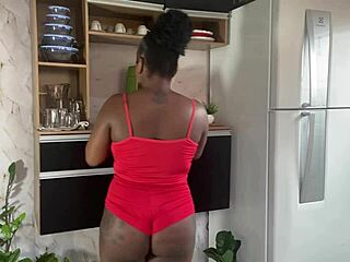 Em plena luz do dia meu marido quer fuder minha buceta enquanto arrumo a casa e claro que dei gostoso pra ele na cozinha