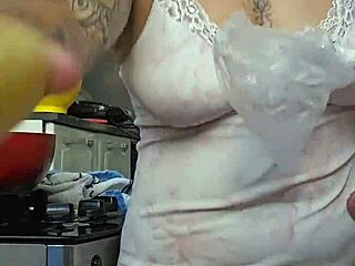 grávida se exibindo