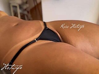 Puta casada fazendo massagem com os peitos de fora e de calcinha string toda enfiada na buceta recebendo prestador de servi�o durante massagem