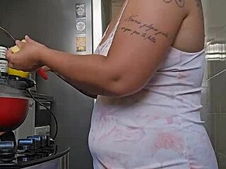 grávida se exibindo