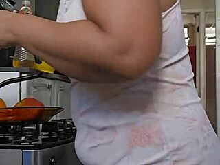 grávida se exibindo