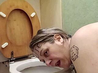 Esclave f autoseance truie humiliee leche wc in humiliating bondage humiliation.