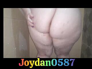 Wife shows off big ass in bath