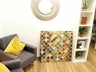 Za kamerami elegantná inštruktorka ukazuje strekovanie so špinavou vášňou