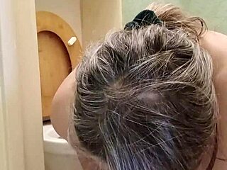 Esclave femelle en auto-séance, truie humiliée lèche WC en bondage humiliant