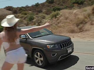 Stopovala jsem s vytaženým shemale ptákem, velká prsa poskakují