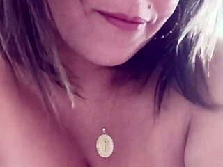 Madura Caliente En La Ducha Se Prepara Para Ir A Coger