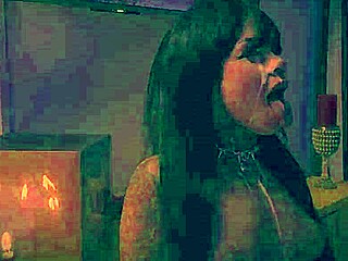 Garota Gótica Caseira Esguicha No Próprio Rosto