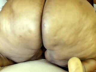 熱い夜のセックス、大きなチンポ舐めてバックハメ