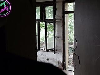 Liten 18+ tyska Emily förför främling i halloween rollspel