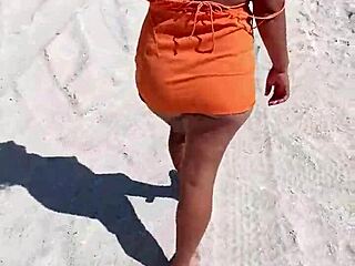 Mexicana puta exhibe sus tetas y culo y es manoseada en playa pública en mexico