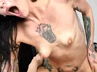 Nézd, ahogy magas vékony csaj lovagol a farkon nyögő orgazmusig POV