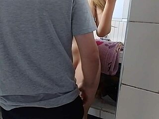 encontré a la sucia de mi madrastra provocándome en la cocina cuando su esposo descansaba