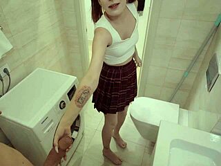 Моят развратен съквартирант иска трах в банята