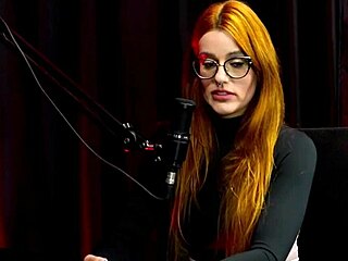 já fica com mulheres a bastante tempo é a única que fala que é liberal e os curiosos do site pornô - bella ruiva watch on sheer red