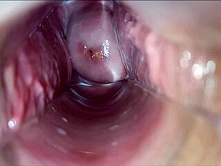 Himokas nainen kokee sykivän orgasmin pillussaan spekulan kanssa
