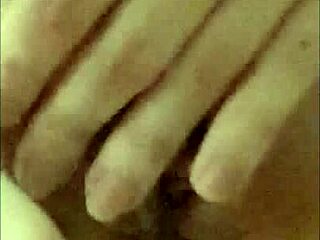 Candid shy amateur gf shaving her pussy close up, check it out 📷