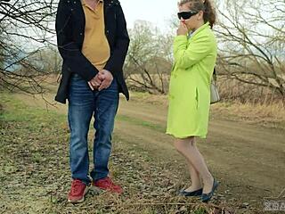 Fremde Strumpfhose-Schlampe widersteht nicht dem harten Exhibitionistenschwanz