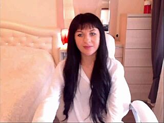 Brunette met kleine tieten strippt en plaagt