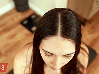 Creampie i långa italienska Aria Sloane i het rosa bodysuit