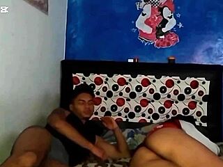 mi hermanastra se acuesta en la cama mostrando tangas, ese culito tan rico