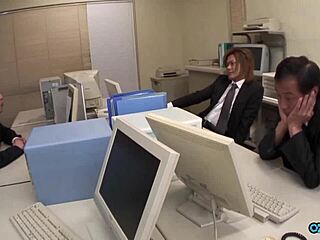 Menajeră așteaptă șeful și prieteni