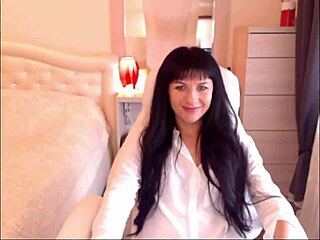 Jeune brune petits nichons 18+ se déshabille et tease