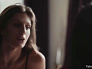 Καυτή shemale γαμάει κοπέλα σε έντονη trans συνάντηση με crossdressing αντίθεση